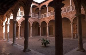Almagro, Plaza Mayor y Palacios entorno al Corral de Comedias.. Patio del Palacio de los Fúcares