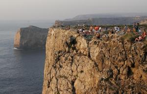 Cabo de San Vicente, puesta de sol, playas y mucho surf. Acantilados cercanos al Cabo de San Vicente