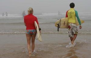 Cabo de San Vicente, puesta de sol, playas y mucho surf. Surfistas en la playa de Bordeira, en Carrapateira