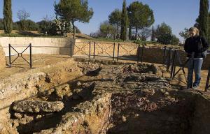 Carmona, callejear entre Casas-Palacio y tabernas. Necrópolis romana