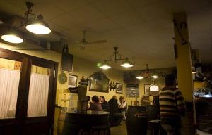 Carmona, callejear entre Casas-Palacio y tabernas. Tapear en las tabernas en una buena opción para comer