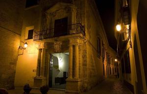 Carmona, callejear entre Casas-Palacio y tabernas. Fachada de la Casa-Palacio Marqués de Las Torres