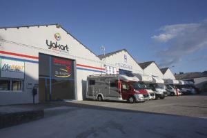 Conocer Galicia es más fácil ahora con Yakart Centro Caravaning. Yakert Autocaravanas tiene unas amplias y modélicas intalaciones