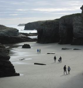 Conocer Galicia es más fácil ahora con Yakart Centro Caravaning. Paseo por la Playa de las Catedrales con marea baja.