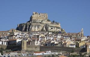 Morella, calles medievales con sabor a trufa. Vista general de Morella con su castillo