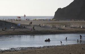 Odeceixe, historia de una piedra. Vista de playa fluvial con el mar al fondo