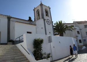Odeceixe, historia de una piedra. Paseo junto a la iglesia del pueblo
