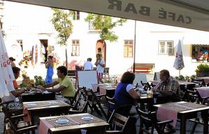 Odeceixe, historia de una piedra. Se puede disfrutar de pescado y marisco fresco en cualquier terraza