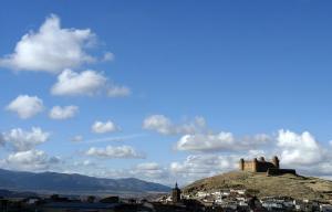Un paseo milenario por la Comarca del Marquesado. Espectacular vista del castillo de La Calahorra