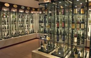 Valdepeñas, una ciudad distinta. Coleccion de botellas en el Museo del Vino