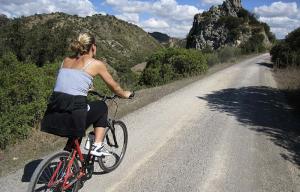 Via Verde de la Sierra, los buitres te esperan a la salida del tunel. La primavera es la mejor época para recorrerla